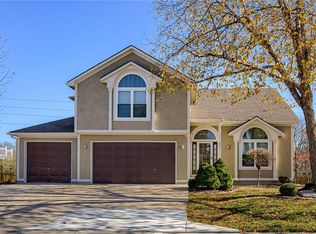 907 Trailway Dr, Raymore, MO 64083