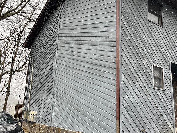 3rd image of 348 River Rd