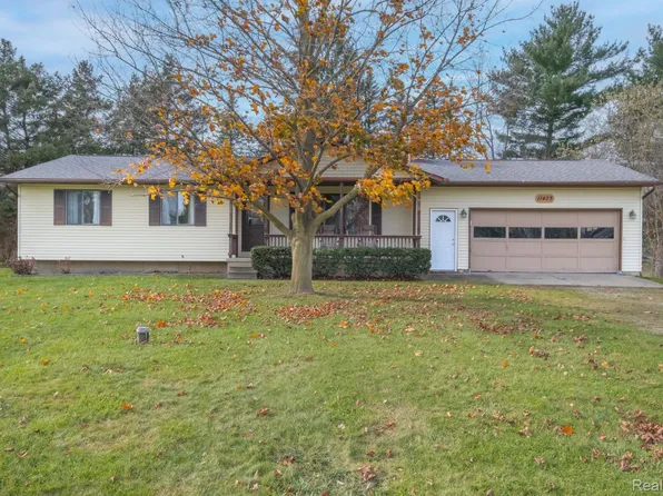 11423 Delmar Dr, Fenton, MI 48430