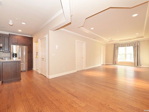 3rd image of 386 Roosevelt Way