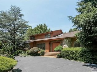 110 Dalor Ct, Woodbury, NY 11797