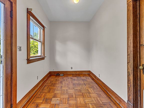 3rd image of 119 Richmond Ave #1