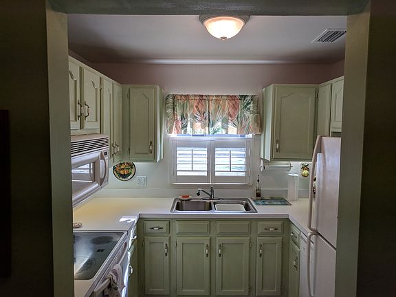 2nd image of 4 Vista Gardens Trl