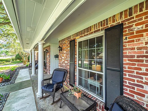 5th image of 318 Pebblebrook Dr