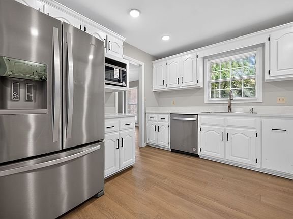 5th image of 305 Autumn Ridge Dr