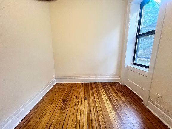 4th image of 119 Washington Pl APT 2