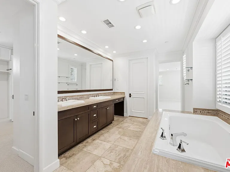 13079 Bluff Creek Dr — Photo 29