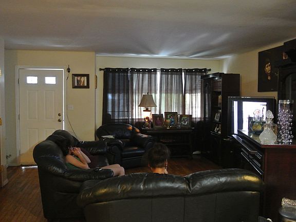 4th image of 450 Turneur Ave