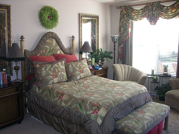 Master bedroom, trayed ceiling