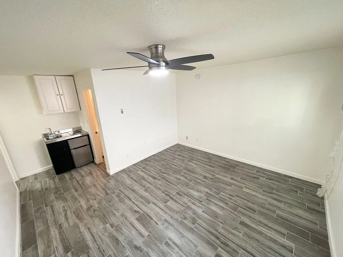 ALL Utilities included! Nicely updated studio with small kitchen, AC and Heater! — Photo 2