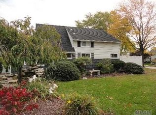 16 Swing Ln, Levittown, NY 11756