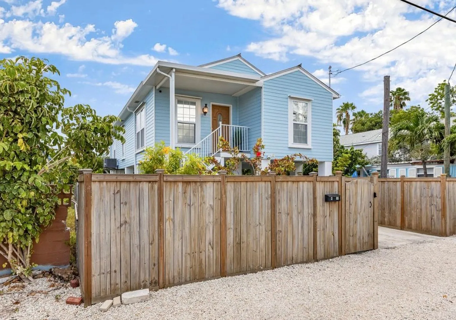 New Price!! Move In Ready Single Family Home - 4 Bedroom - 1.5 Bathroom On Stock Island — Photo 3