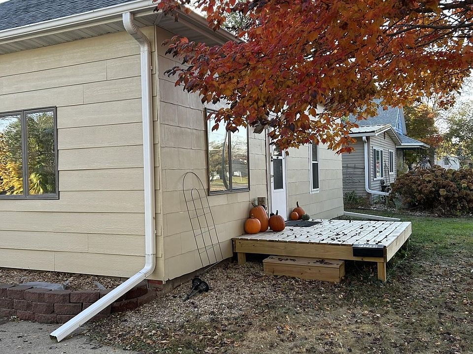 1st image of 910 4th St SE