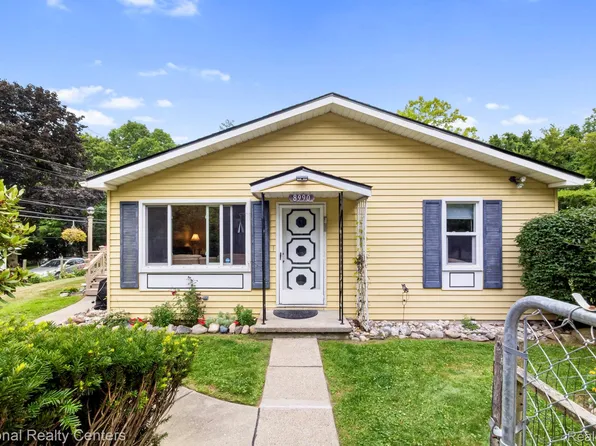 8990 Woodlawn Ave, Clarkston, MI 48348