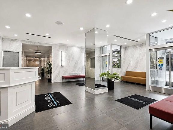 2nd image of 2101 Chestnut St #416