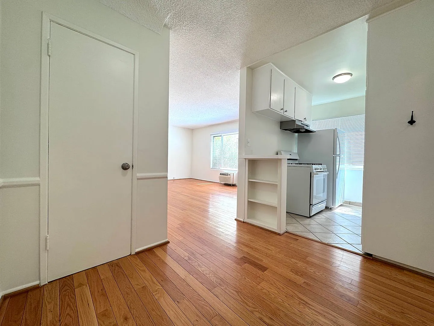 Bright One Bed Apartment with Parking in West Hollywood — Photo 1