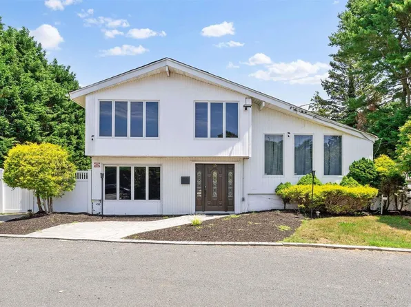 15 Cloverdale Drive, Oakdale, NY 11769