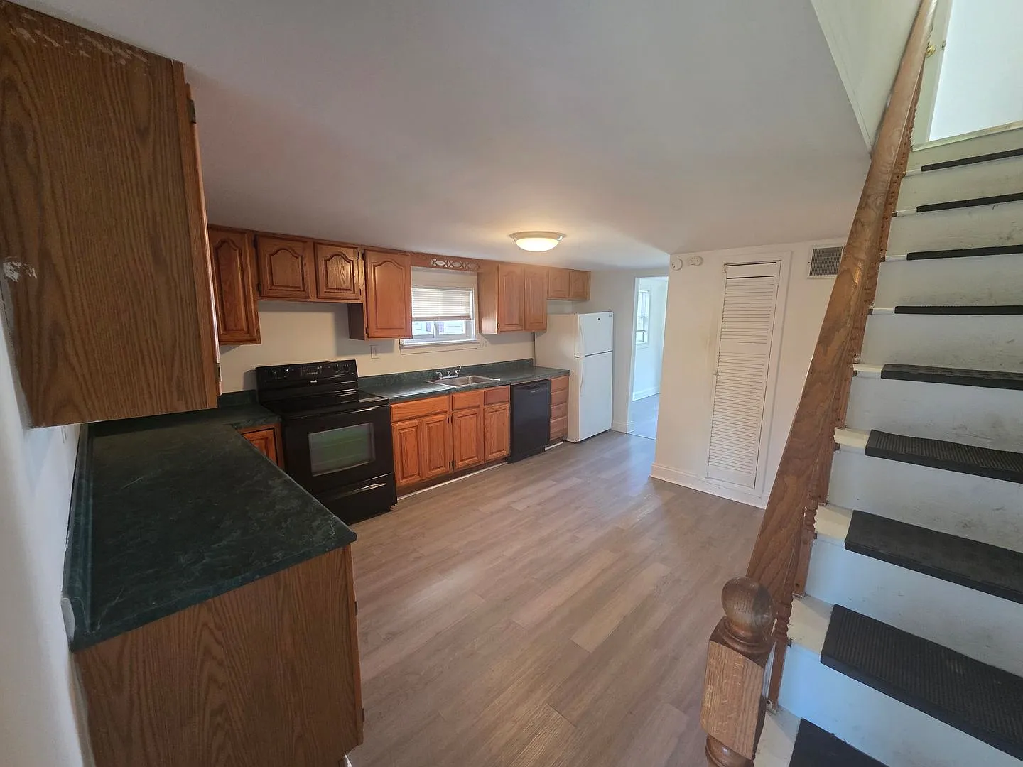 Charming 2-bedroom home with a spacious backyard and convenient first-floor laundry. — Photo 2