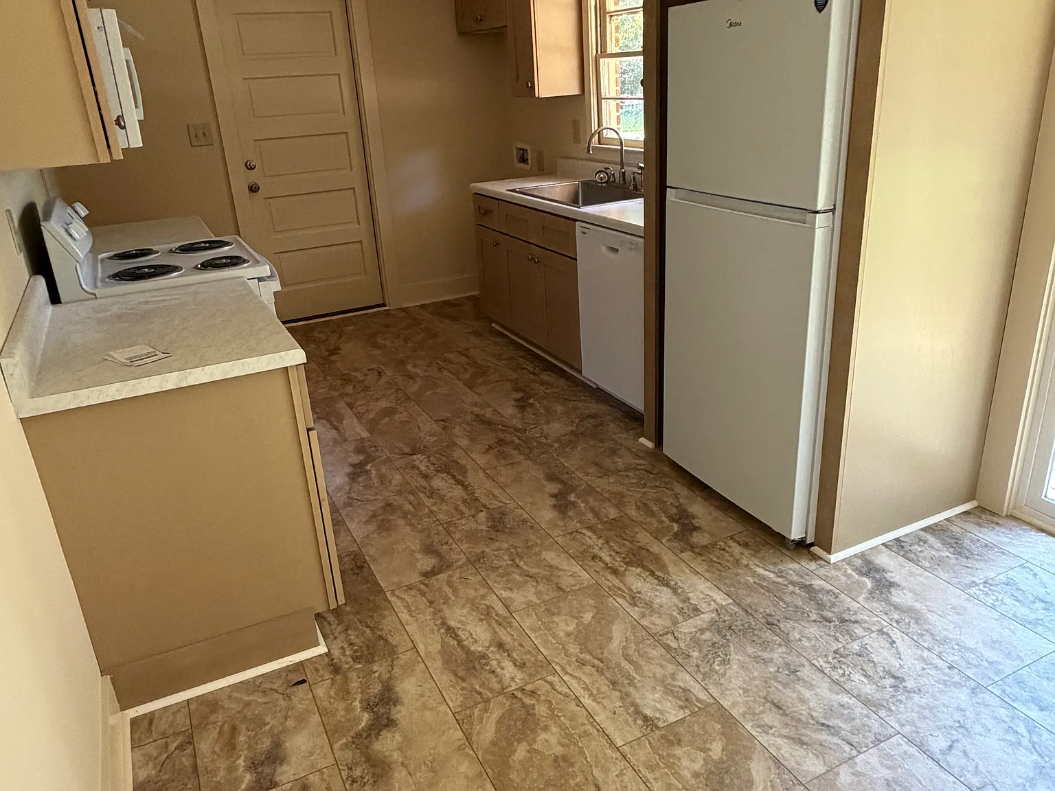 3 bed, 1.5 bath, 1028 sqft, $1,685 — Photo 3