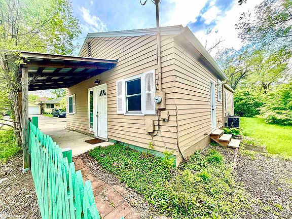 2nd image of 601 W Carpenter Ave