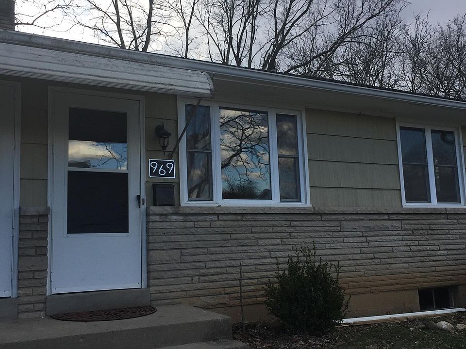 Front of house; Pic taken for 969 rental, 967 is adjacent