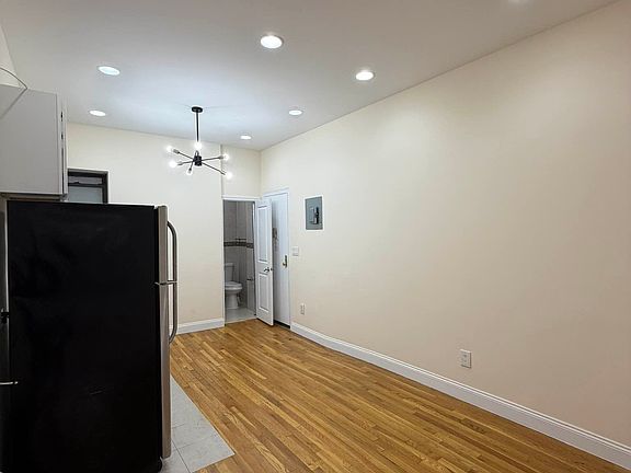 5th image of 433 Rogers Ave APT 1