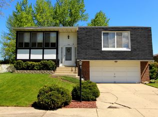 1190 Borden Dr, Elgin, IL 60120