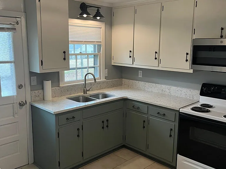 123 N Oak Gq St #APTB — Photo 2