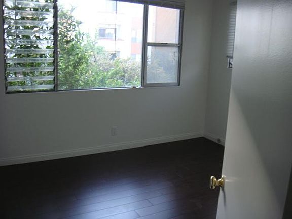4th image of 1444 Barry Ave APT 1