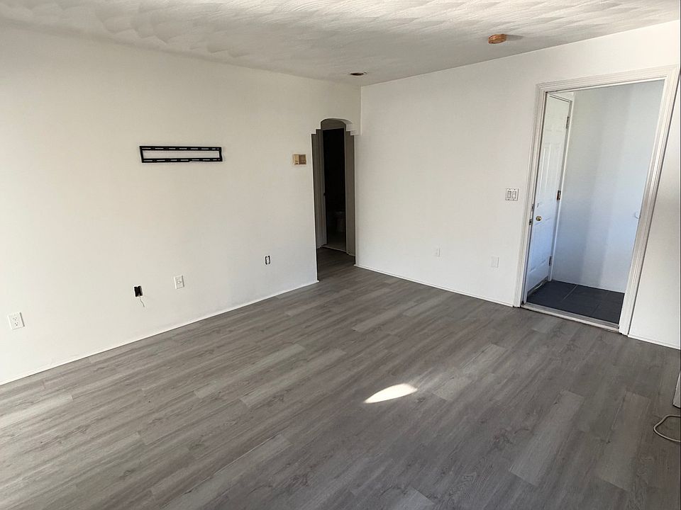 1st image of 13 Jefferson Ave #2