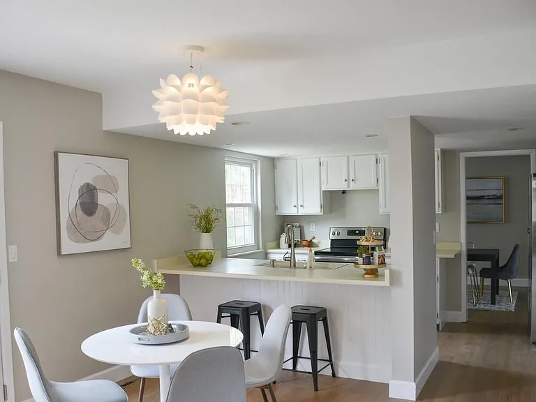 990 Sparta Dr — Photo 2
