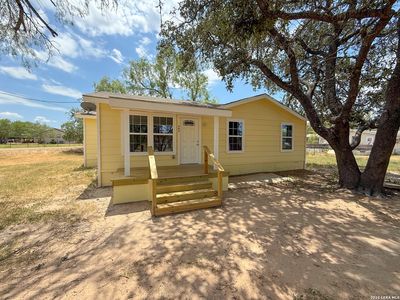 303 Davis, Devine, TX, 78016