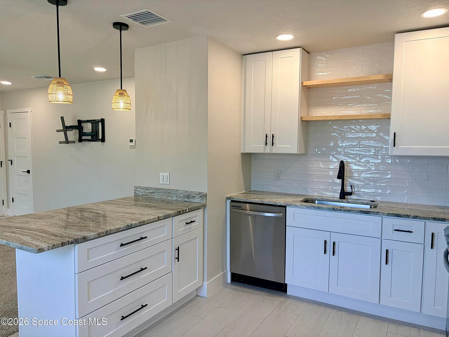 2 bed, 1.0 bath, 810 sqft, $1,600 — Photo 4