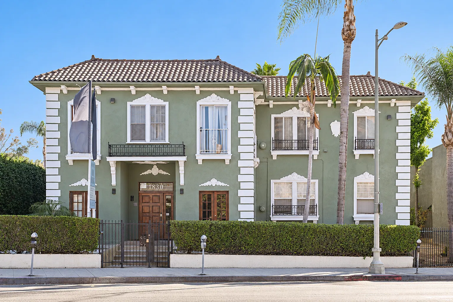Cahuenga Apartments — Photo 1
