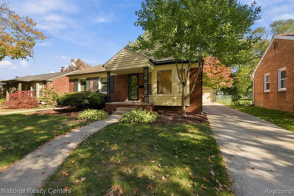 3 bed, 1.0 bath, 1187 sqft, $2,000 — Photo 4
