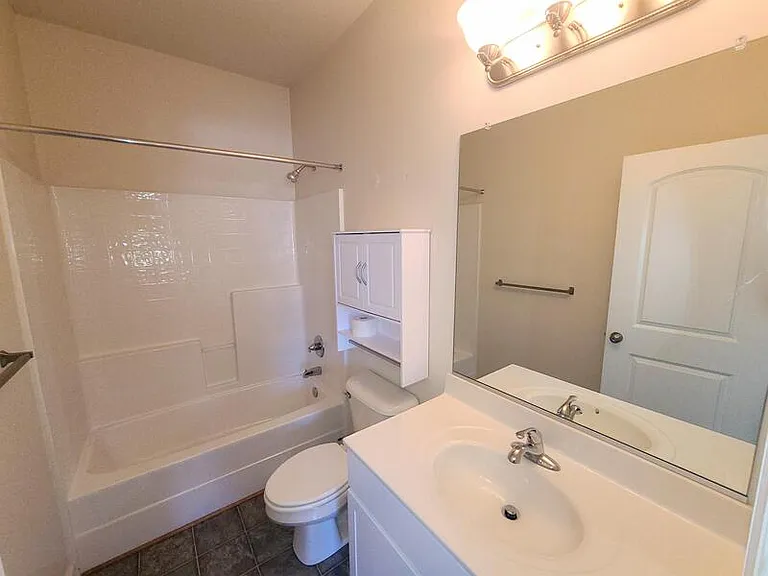 1136 Winsford Ln — Photo 10