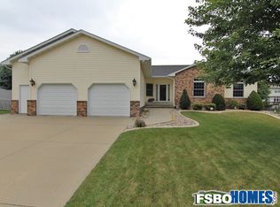 2355 Creekside Dr, Hiawatha, IA 52233