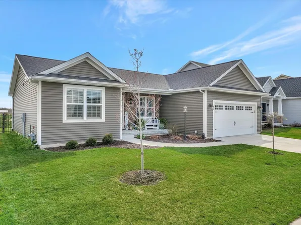27 Lodge Trl, Monticello, IL 61856