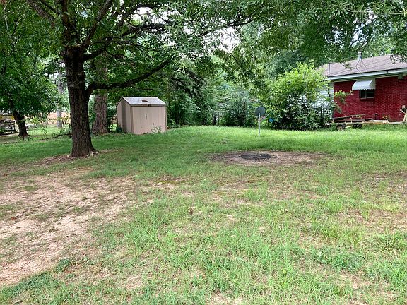 3rd image of 300 Carlton Dr