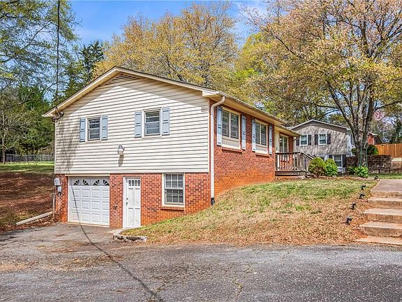 5th image of 140 Applewood Dr