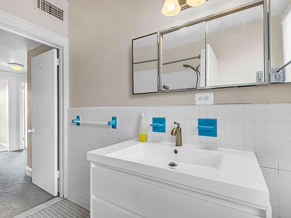 4th image of 5129 Harford Rd APT 2