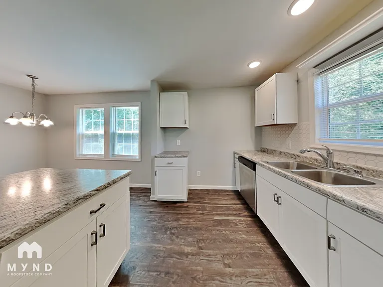 2901 Newark Dr — Photo 4