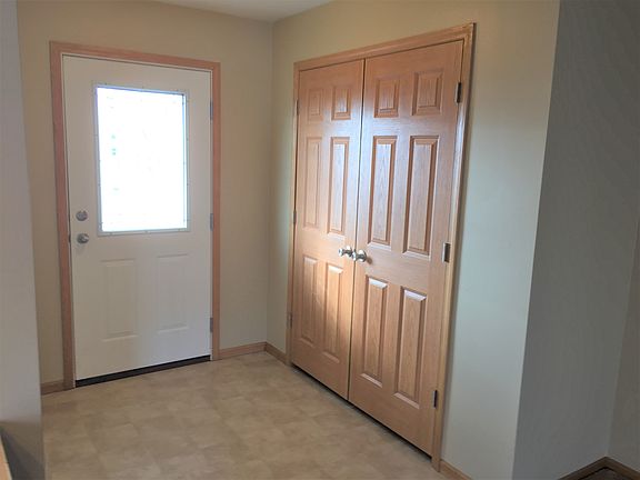 Foyer w/ large guest closet