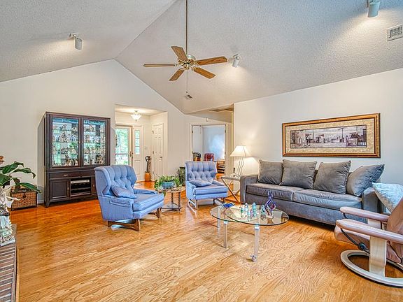 5th image of 109 S Pinepoint Dr