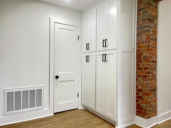Pantry/Eat-in Area
