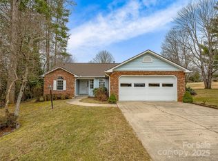 5 Saint Andrews Dr, Etowah, NC 28729