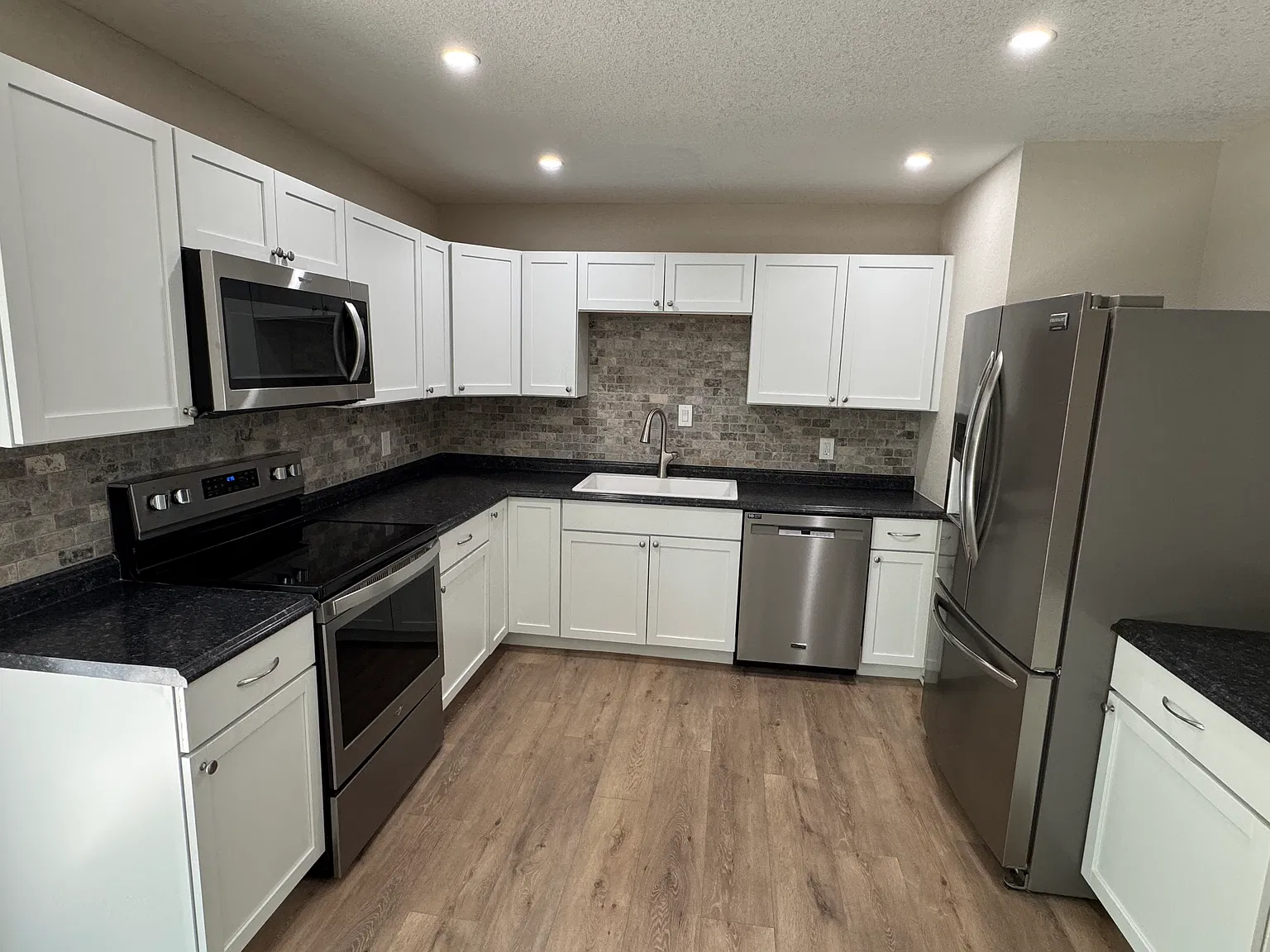 3 bed, 912 sqft, $1,575 — Photo 3