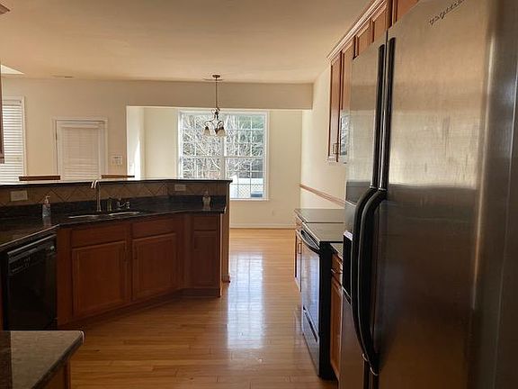 5th image of 855 Parkland Pl