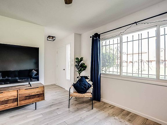 5th image of 2940 E Clarendon Ave