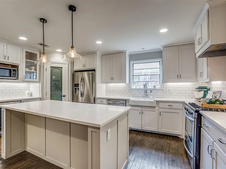 6711 Kingsbury Dr — Photo 2